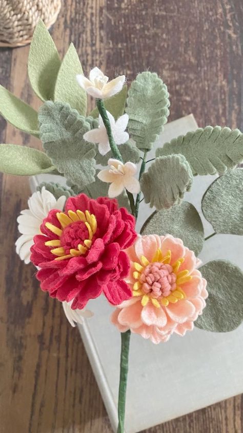 Flower Felt, Felt Flower Tutorial, Single Flowers, Felt Flower Bouquet, Felt Flowers Diy, Pipe Cleaner Crafts, Textile Projects, Forever Flowers, Flower Diy