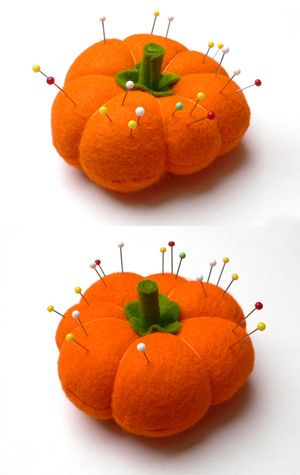 Halloween Pin Cushion, Flower Bracelet Diy, Halloween Felt Crafts, Diy Pin Cushion, Felt Pincushions, Pumpkin Pin, Disney Diy Crafts, Pin Cushions Patterns, Tie Dye Crafts