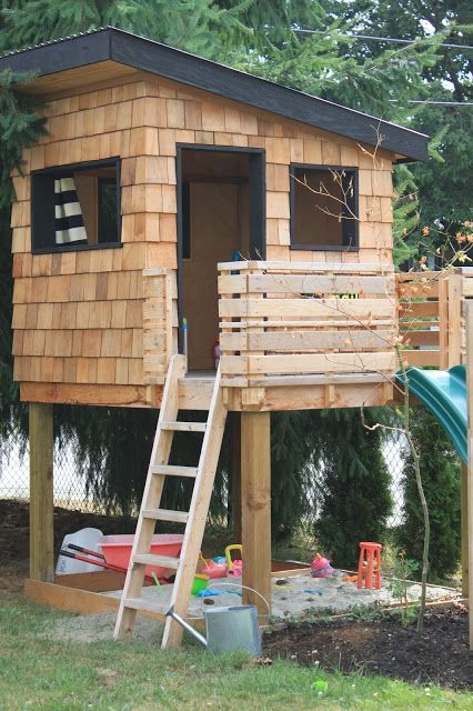 Cool fort Modern Playhouse, Kids Indoor Playhouse, Backyard Fort, Kids Forts, Playhouse Plans, Tree House Diy, Diy Playhouse, Backyard Playhouse, Build A Playhouse