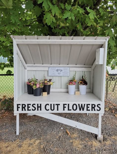 Small Roadside Farm Stand, Small Farm Stand Diy, Crochet Decor Ideas, Bread Sculpture, Flower Trailer, Farm Market Ideas, Roadside Stand, Farmers Market Stand, Growing Cut Flowers