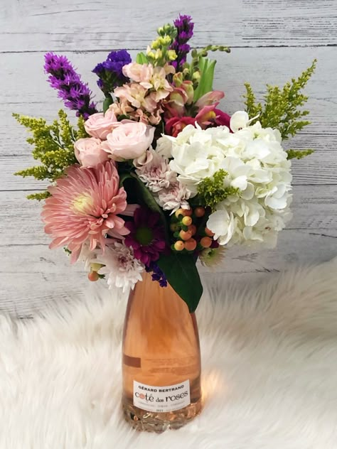 Bottle Flower Bouquet, Wine Arrangement, 21st Birthday Bouquet, Alcohol Bouquet, Wine Gift Box Ideas, Wine Bottle Flowers, Alcohol Gift Baskets, Pearl Bridal Shower, Rose Bottle