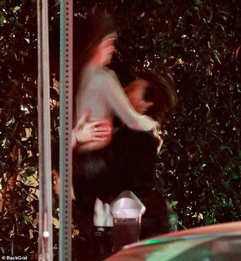 Shawn Mendes Kissing, Camila And Shawn, Shawn And Camila, Paparazzi Pictures, Paparazzi Pics, Shakespeare In Love, Cute Celebrity Couples, Singer Dr, Paparazzi Photos