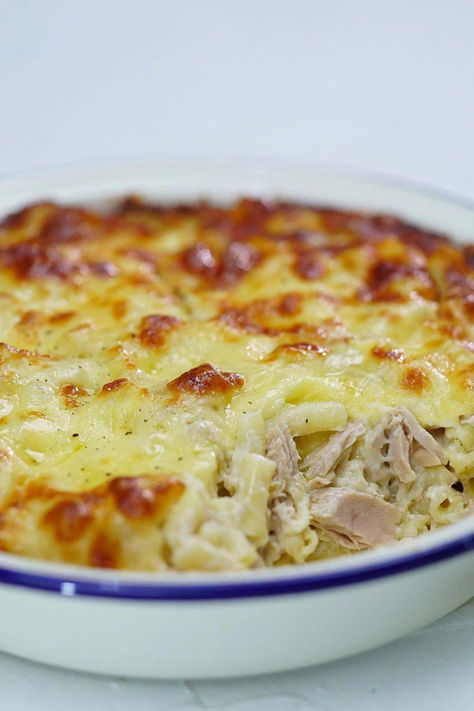 Ahh, tuna bake. Where would we be without it? Ticking all the boxes: simple, budget-friendly, family friendly and made from at-hand ingredients, this tuna bake recipe’s one of my favourites. It’s carby, creamy and cheesy but with a couple of substitutes that creates a better-for-you version.  The milk and cheese are both low fat and the tuna is packed in springwater, not oil. And yet, full fat salted butter adds flavour, rounding out the other dairy products. Pasta Tuna, Tuna Bake, Salad And Fries, Diy Pasta, Tuna Pasta Bake, Resep Pasta, Baked Macaroni And Cheese, Pasta Bakes, Tuna Casserole