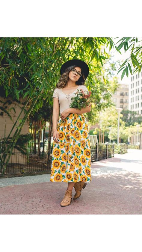 Sunflower American Apparel Skirt Sunflower Shirt Outfit, Sunflower Skirt Outfit Style, Trendy Relaxed Fit T-shirt With Sunflower Print, American Apparel Skirt, Casual Relaxed Fit Sunflower T-shirt, Casual Yellow T-shirt With Sunflower Print, American Apparel, Waist Skirt, High Waisted Skirt