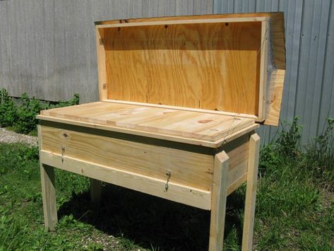 Ventilated Top | Long Langstroth Hive | Free Plans Langstroth Hive Plans, Top Bar Bee Hive, Honey Bee Farming, Backyard Beehive, Bee Hives Diy, Bee Hives Boxes, Langstroth Hive, Top Bar Hive, Bee Hive Plans