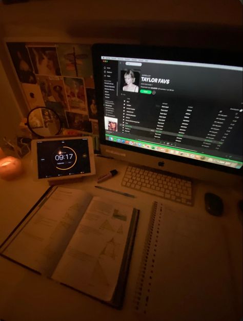 Computer Homework Aesthetic, School Aesthetic Homework, Doing Homework Aesthetic Night, Studying Night Aesthetic, Aesthetic Studying Pics, Virtual School Aesthetic, Cozy Studying Aesthetic, Motivation School Aesthetic, Evening Study Aesthetic