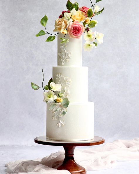 Decorating With Fondant, Wedding Cake Centerpieces, Flowers Texture, Wedding Cake Options, Texture Ideas, Spring Wedding Cake, Fondant Wedding Cakes, Black Wedding Cakes, Cake Decorating With Fondant