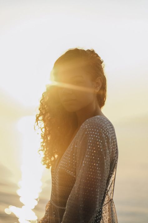 Sunrise Beach Editorial Photoshoot - MY CHIC OBSESSION Beach Photoshoot Jeans, Coral Photoshoot, Beach Sunrise Photoshoot, Beach Editorial Photoshoot, Sunrise Beach Photoshoot, Sunrise Portrait, Sunset Beach Photoshoot, Beach Portrait Photography, Dreamy Photoshoot