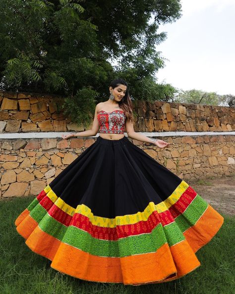 This outfit is the most amazing blend of modern style and traditional prints🥰🖤 @rups_boutique #garba #traditional #gujrat #navratrispecial #chaniyacholis #usa #desigirl #india #gujjus #navratri2024 #dandiya Garba Outfit Modern, Modern Navratri Outfits, Dandiya Outfit, Dandiya Dress, Navratri Outfits, Garba Outfit, Garba Dress, Traditional Prints, Navratri Dress