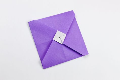 Learn how to make a nice variation of the traditional origami Tato envelope! Traditionally used to give money, you get a larger envelope with this one. Diy Origami Wallet, Origami Wallet, Envelope Tutorial, Origami Cards, Origami Star Box, Creative Origami, Paper Crafts Magazine, Origami Envelope, Origami Models