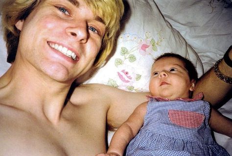 Nineties Violet 🔮 on Instagram: “Kurt Cobain and baby Frances Bean Cobain photographed in 1992. ❣️” Kurt And Frances, Kurt Cobain Photos, Kurt Courtney, Kurt And Courtney, Krist Novoselic, Frances Bean Cobain, Kurt Nirvana, Kurt Cobain Nirvana, Nirvana Kurt Cobain