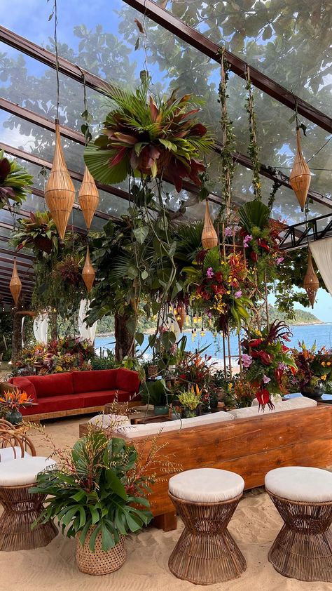 mariaorlovadecor on Instagram: Basilian Jungle , love it 🌿🌴🌱 #mariaorlovadecor #casamentotropical #tropicalchic #tropicaldecor #decorcasamento #bachwedding… Jungle Theme Wedding Decor, Jungle Theme Wedding, Jungle Wedding Theme, Jungle Wedding, Garden Botanical, Jungle Love, Blue Coral, Jungle Theme, Garden Theme