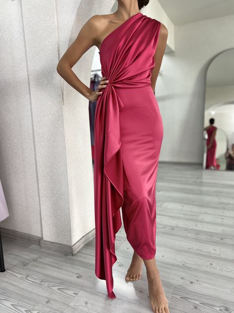 One shoulder midi dress // Vestido midi fucsia de un hombro con estola Midi Dress Satin, Midi Dress Wedding, Satin Outfit, Midi Dress Outfit, One Shoulder Midi Dress, Elegant Midi Dresses, Elegant Dresses Classy, Pretty Prom Dresses, Grad Dresses