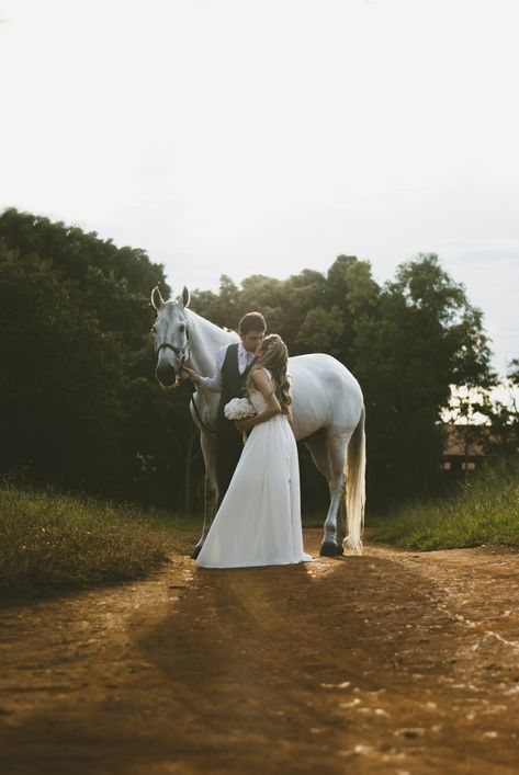 White Horse Wedding Photos, Pre Wedding With Horse, Horse Wedding Photography, Pre Wedding Horse Shoot, Wedding Entrance On Horse, Wedding Photoshoot With Horse, Horses Wedding Photography, Wedding Photos Horses, Bride Horse Photography