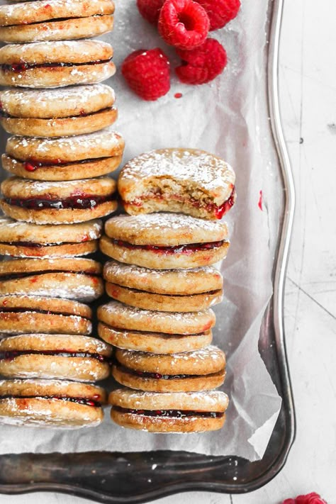 honey sandwich cookies Baking With Jam, Desserts With Jam, Recipes With Jam, Honey Sandwich, Summer Cookie Recipes, Honey Cookies Recipe, Cookie Delight, Pantry Recipe, Cookie Sandwich Recipes