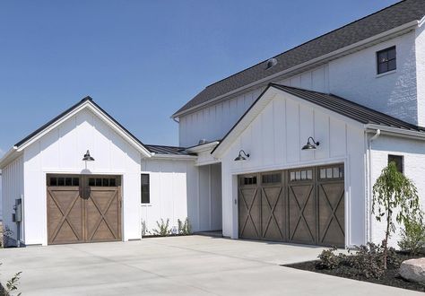 329 Likes, 7 Comments - Cyndy Aldred (@thecreativityexchange) on Instagram: “Last week I shared a close up of this gorgeous garage that saw during the #saltlakeparadeofhomes…” Wooden Garage Doors, Farmhouse Garage, Modern Garage Doors, Garage Door Styles, Farmhouse Exterior Design, Garage Door Design, Modern Garage, Modern Farmhouse Design, Modern Farmhouse Exterior