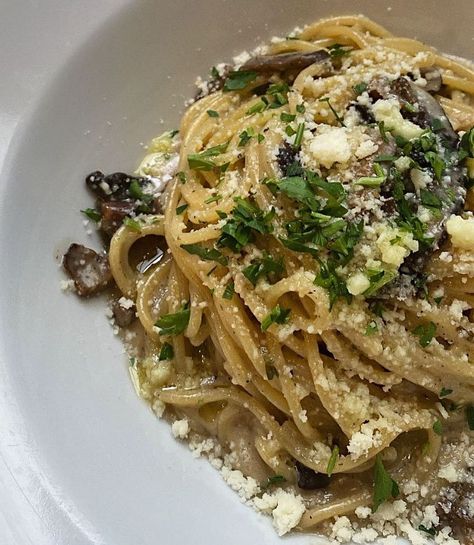 Seattle Eats on Instagram: “spaghetti with mushrooms and white truffle oil 😋 pc: @nataliiegray #foodie #pnwisbest #seattlecheck #summerinseattle #foodlover…” Truffle Spaghetti, Spaghetti With Mushrooms, Seattle Eats, Summer In Seattle, White Truffle Oil, Truffle Oil, White Truffle, Truffles, Food Lover