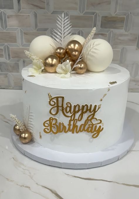 White And Gold Birthday, White And Golden Cake, White And Gold Cake, 50th Birthday Cakes For Men, Gold And White Cake, Birthday Cake For Women Simple, Round Birthday Cakes, Modern Birthday Cakes, Purple Cakes Birthday