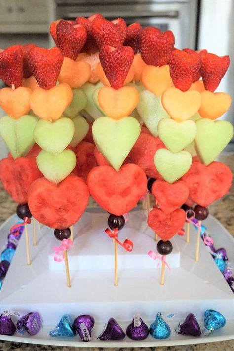 Galentines 2023, Valentines Dyi, Heart Themed Birthday, Brunch Wedding Food, Fruit Kebabs, Fruit Hearts, Heart Fruit, Birthday Dessert, Plate Decoration