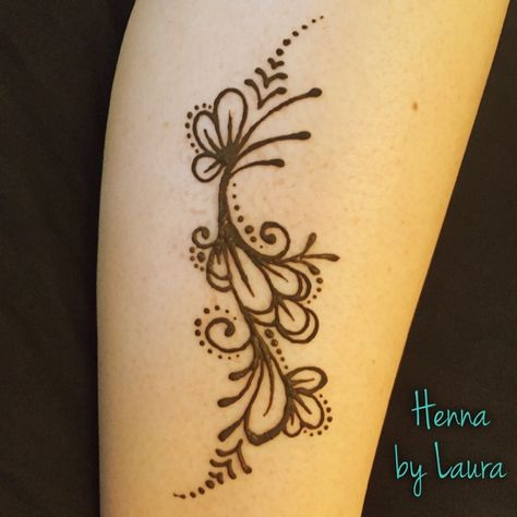 Easy henna flower design on the calf created by Denver mehndi artist.                                                                                                                                                                                 Mehr Henna Designs Calf, Calf Henna Design, Calf Henna, Henna Belly, Belly Henna, Henna Flower Designs, Henna Flower, Cute Henna Tattoos, Henna Inspiration