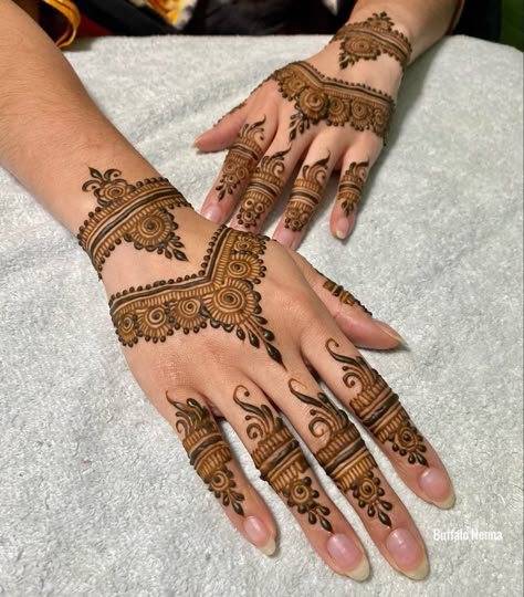 Mehndi Desgine Back Hand, New Mehendi Trends, Bank Hand Mehndi Designs, Asethic Mehndi Designs Simple, Mehendi Designs For Hands Modern, Simple Party Henna Designs, Heena Design Modern Front Hand Designs, Mehendi Designs For Hands Latest, Back Hand Mehndi Designs Stylish Unique Simple