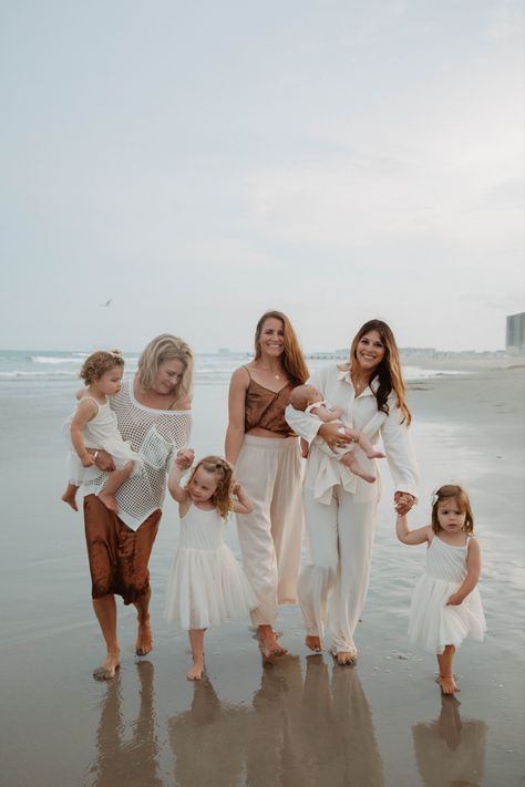 Beach Pictures With Kids, Beach Christmas Pictures, Family Beach Pictures Outfits, Beach Picture Outfits, Family Beach Session, Christmas Pictures Outfits, Fam Photos, Extended Family Photos, Large Family Photos