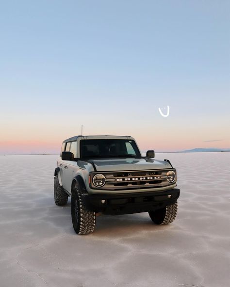 Ford Bronco Aesthetic Wallpaper, Bronco Car Aesthetic, Bronco Interior Ideas, Toyota Bronco, Bronco Wallpaper Iphone, Outerbanks Bronco, Bronco Ford Aesthetic, Bronco Wallpaper, Ford Bronco Aesthetic