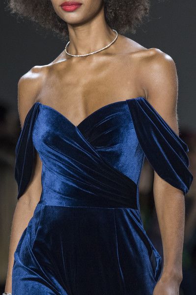 Anastasia Moodboard, Velvet Blue Dress, Blue Velvet Dress, Couture Mode, Dress Aesthetic, Cooler Look, Tadashi Shoji, Mode Inspo, Beautiful Gowns