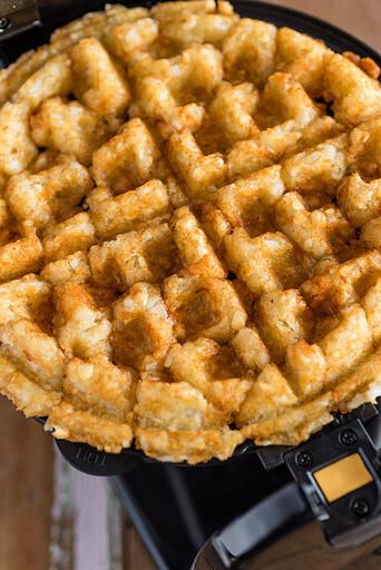 Tater Tot Waffles will Rock your Brunch World Tot Waffle, Tater Tot Waffle, Tater Tot Recipes, Waffle Maker Recipes, Waffle Recipe, Waffle Toppings, Brunch Menu, Waffle Iron, Waffle Recipes