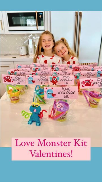 The Sweet Mama Life on Instagram: "Love Monster Kit Valentines! The girls made 60 of these cute Valentines for their classrooms and friends yesterday! All you need is: Play-Doh, pipe cleaners, beads, and finger puppet googly eyes! Fill up a clear bag and staple on a cute tag! You can design your own tag, or find a ton of digital printables on Etsy! I just thought these made for such a great, non-candy, interactive Valentine! The girls can’t wait to give them out! #classroomvalentines #diyvalenti Valentine For Class For Kids, Toddler Valentines Goodie Bags, Valentine's For School, Non Candy Valentines For Toddlers, Non Candy Valentines For Kids School, Valentines Bags For Kids To Make, Playdough Valentine Ideas, Valentines Bags For Kids Classroom, Valentine’s Day For Classmates