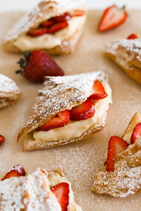 Strawberry Croissants - Moribyan Strawberry Croissant Recipe, Dessert Croissant Recipe, Strawberry Croissants, Puff Pastry Croissant, Strawberry Croissant, Strawberry Puff Pastry, Puff Pastries, Puff Pastry Desserts, Strawberry Dessert Recipes