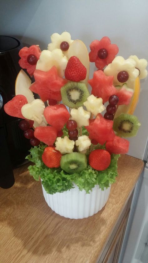 Fruit Bouquet Diy, Fruit Flower Basket, Baby Shower Finger Foods, Fruit Bouquet Ideas, Edible Fruit Arrangements, Fruit Bouquet, Deco Fruit, Food Bouquet, Fruit Creations