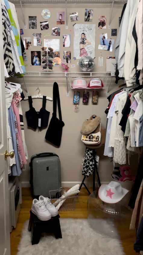 closet, organization, walk in closet, y2k, room, coquette, clothes, girly closet, poster wall, closet inspo, inspiration, 2023, aesthetic Y2k Walk In Closet, Y2k Closet Room, Coquette Walk In Closet, Y2k Closet, Room Coquette, Girly Closet, Coquette Clothes, Y2k Room, 2023 Aesthetic