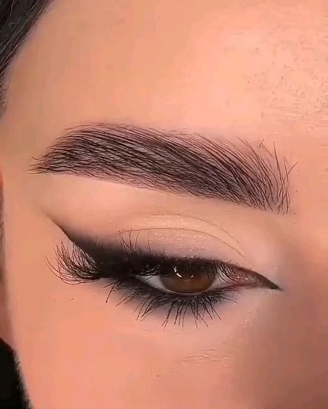 Black Smokey Eyeliner Look, Smokey Eye With Red Eyeliner, Syrian Eyes Makeup, Casual Smokey Eye Makeup, Wing Liner Makeup Look, Eye Art Makeup Ideas, Sultry Makeup Blue Eyes, Smoked Winged Eyeliner, Smokey Winged Eyeliner Tutorial