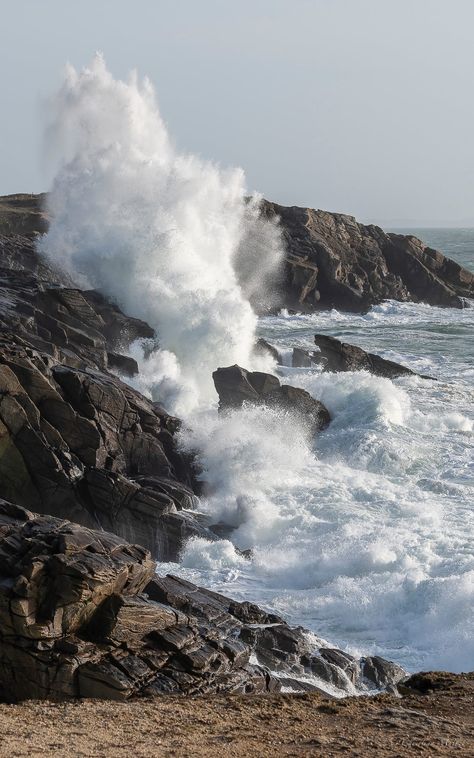 Crashing Waves Aesthetic, Waves Against Rocks, Ocean With Rocks Aesthetic, Ocean Waves Photography, Rocky Sea Shore, Waves Crashing On Rocks, Waves On Rocks Crashing, Wave Rock, Ocean Cliff