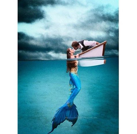 Mermaid in the sea... The man in the boat. So many possible endings Mermaids Kissing, Mermaid Artwork, 동화 삽화, Fantasy Mermaids, Theme Tattoo, Real Mermaids, Mermaid Pictures, Mermaid Dreams, Mermaids And Mermen