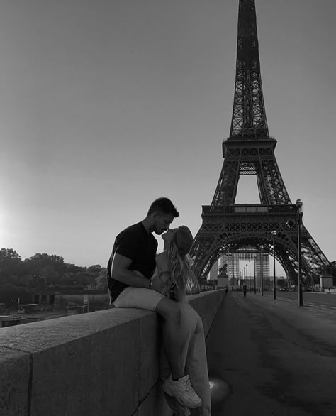 Paris Photo Ideas Couple, Disneyland Paris Photography, Eiffel Tower Picture Ideas, Paris Picture Ideas, Paris Couple Pictures, Eiffel Tower Pictures, Paris Engagement Photos, Paris Photo Ideas, Paris Couple