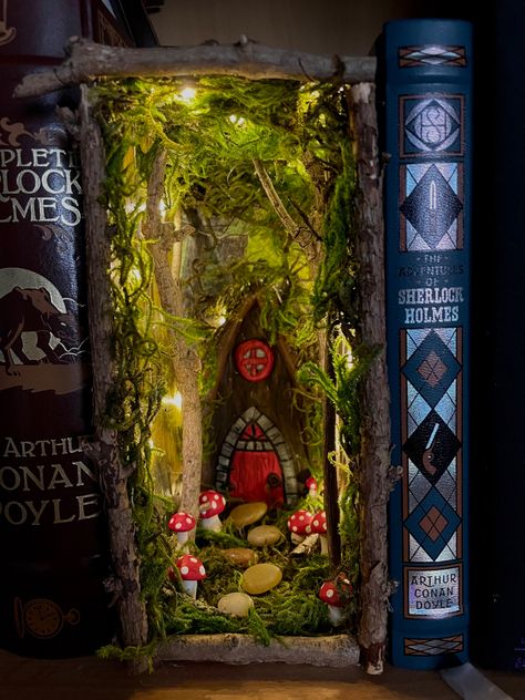 Forest Book Nook, Cottagecore Crafts, Book Nook Shelf, Nook Shelf, Cottage In The Forest, Forest Book, Bookshelf Art, Party Things, Sleepover Things