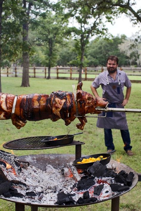 Pig Roast Wedding, English Roast, Bbq Pig, Drink Display, Pig Roast, Viking Wedding, Bbq Wedding, Wedding Wonderland, Catering Ideas