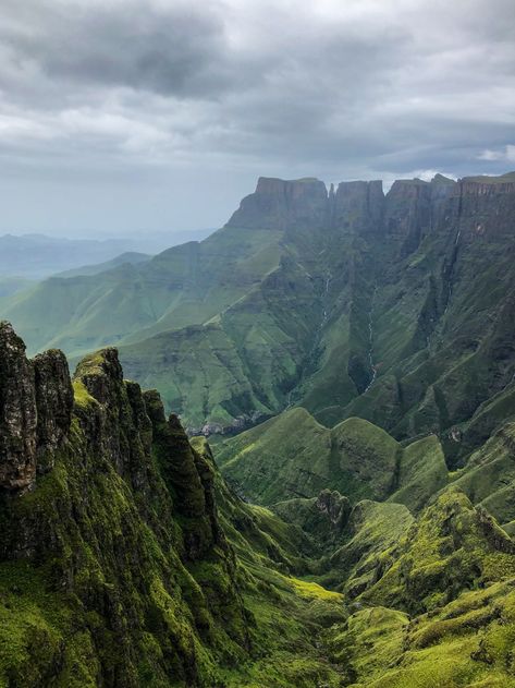 View over the Tugela Gorge against a Drakensberg Amphitheatre backdrop, while hiking the Sentinel Peak Trail to Tugela Falls in Royal Natal National Park, Drakensberg, South Africa - Wandering the World - #amphitheatre #drakensberg #travelsouthafrica Johannesburg South Africa Aesthetic, Africa Mountains, Backpacking Africa, Hiking South Africa, Travelling Africa, South Africa Landscape, South Africa Nature, South Africa Hiking, Tugela Falls