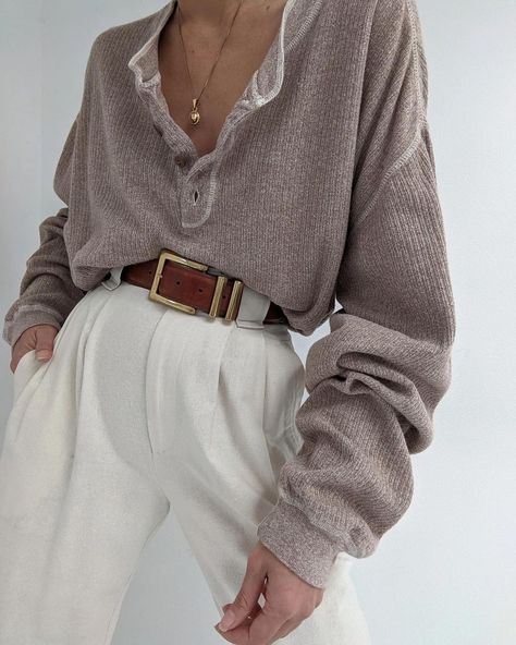 Neautral Clothing Aesthetic, Nanin Vintage, Filter Foodie, Vintage Henley, 90’s Outfits, App Filter, Minimalistic Outfits, White Pants Outfit, Retro Fashion Women