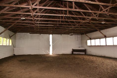 Small indoor arena - perfect for a pre-ride lunge or warm up ... attached to the Shaker Barn (4193) Small Indoor Arena, Small Horse Barn, Barn Remodel, Diy Horse Barn, Riding Arena, Horse Barn Ideas Stables, Horse Arena, Paddock Paradise, Indoor Arena