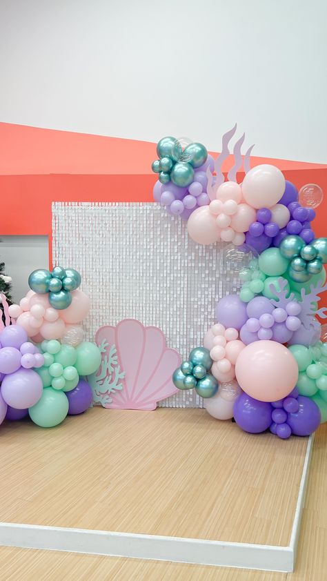 I’m going to change the world but today, I’ll just be a mermaid 🧜🏼‍♀️ Balloon Tip Sunday!! Shimmer walls are always a hit but one thing t… | Instagram Mermaid Balloon Wall, Diy Mermaid Backdrop, Christening Backdrop, Mermaid 1st Birthday, Kids Party Inspiration, Mermaid Birthday Party Invitations, Ariel Birthday Party, Mermaid Birthday Decorations, Mermaid Balloons