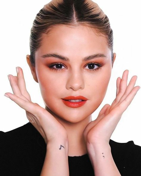 Cool Music Tattoos, Lipstick Blonde Hair, Rare Beauty Eyeshadow, Selena Gomez Blonde Hair, Tattoos For Music Lovers, Selena Gomez Black Dress, Selena Gomez Tattoo, Aesthetic Makeup Looks, Blonde Hair Hairstyles