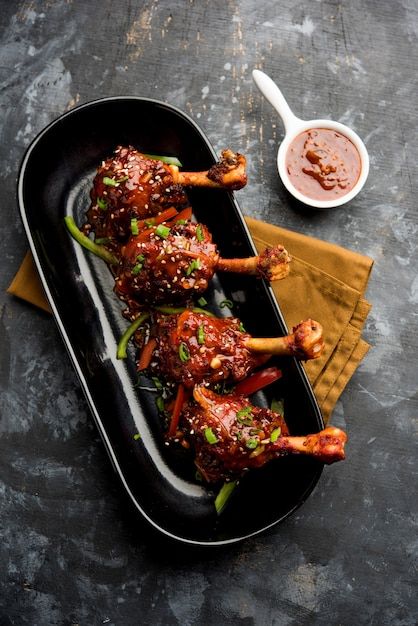 Szechuan Chicken, Menu Cafe, Indian Food Photography, Chicken Lollipops, Chicken Plating, Modern Food, Vegetarian Recipe, Chinese Dishes, Chilli Sauce