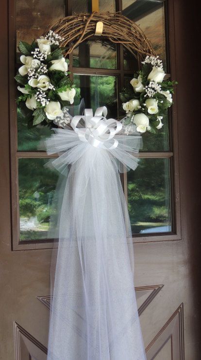 10 Rustic Old Door Wedding Decor Ideas To Make Your Outdoor Country Weddings Unforgettable // [http://theendearingdesigner.com/10-rustic-old-door-wedding-decor-ideas-love-outdoor-country-weddings/] Wedding Door Wreaths, Bridal Shower Wreaths, White Rose Wedding, Elegant Wreath, Outdoor Country Wedding, Wedding Doors, Rustic Wedding Decorations, White Roses Wedding, Church Wedding Decorations