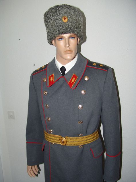 Soviet Army Lieutenant-General's winter parade uniform. Communist Uniform, Ww2 Women, Army General, Warsaw Pact, Lieutenant General, Soviet Army, Military Insignia, Uniform Shirts, Military Uniforms