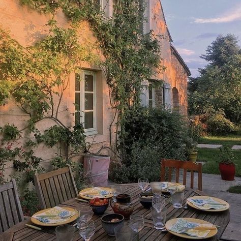 Italy Vibes, Garden Types, Italy Aesthetic, Northern Italy, Pretty Places, Cottage Core, Future House, Old House, Outdoor Table