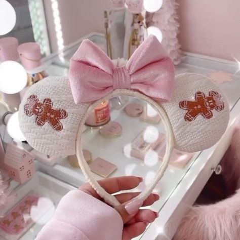 🤍 #embroidered #mickeyearsforsale #minnieearsforsale #explore #explorepage #disneyshop 🤍 Pink Disney Christmas, Minnie Gingerbread, Disney Christmas Outfits, Minnie Mouse Wreath, Disney Ears Headband, Headband Christmas, Minnie Ears Headband, Baby Gift Guide, Minnie Christmas