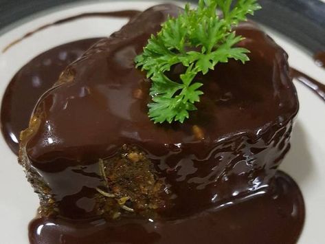 Chocolate Sauce For Meat, Coffee Sauce For Meat, Coffee Marinade For Steak, Chilli Chocolate Recipes, Chocolate Steak, Chilli Chocolate Cake, Chocolate Sauce For Coffee, Coffee Sauce Recipe, Red Wine Reduction Sauce Beef